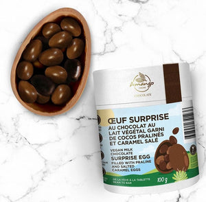 Oeuf surprise  au chocolat au lait végétal garni de cocos pralinés et de caramel salé (100g)