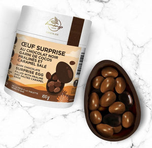 Œuf surprise au chocolat noir garni de cocos pralinés et caramel salé (100g)